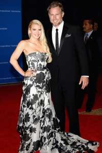 Us Weekly s 5 Hot Story Jessica Simpson Divorce It Ends With Us Author Leaves Instagram 985